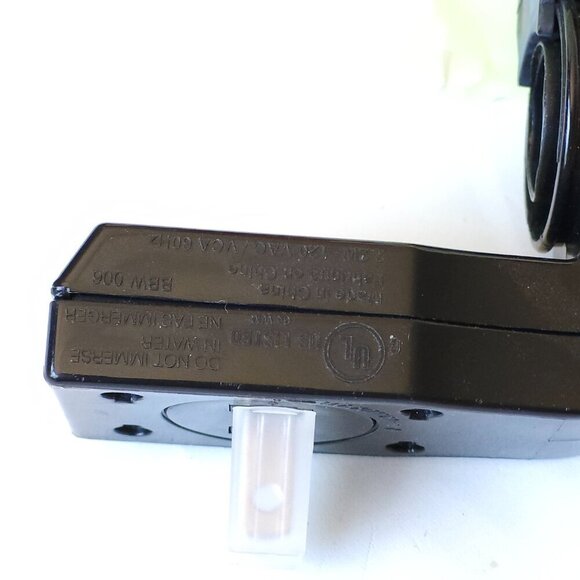 BATH AND BODY WORKS HALLOWEEN GLOW IN THE DARK SKULL WALLFLOWER BNIP - Picture 6 of 8